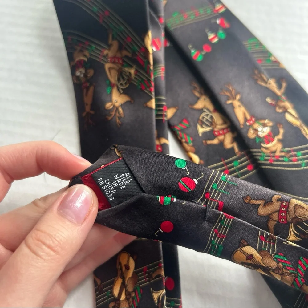 Hallmark Novelty Christmas Silk Tie Reindeer Musical Holiday‎ EUC